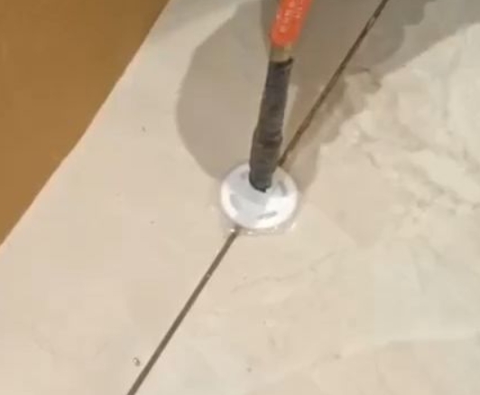 义乌瓷砖空鼓维修公司专业解答瓷砖在铺贴过程中，如果没有涂抹均匀到位的粘结材料（如水泥砂浆或瓷砖胶），可能会导致以下问题